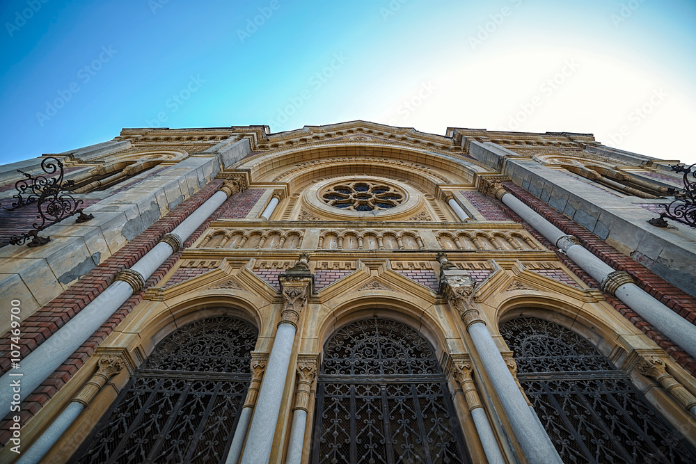 Obraz premium Front view in perspective of the synagogue located in the district Fabric from Timisoara, Romania