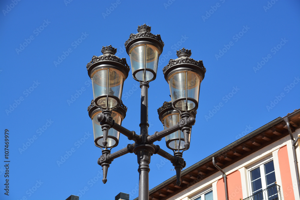 farola de metal antigua