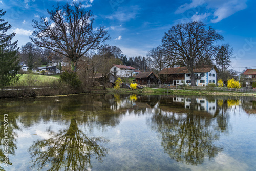 Idyllisches Dorf mit Tümpel in Bayern