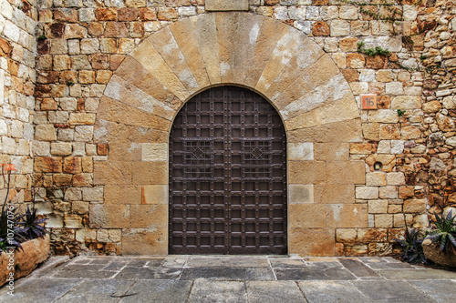 Murais de parede Closed gate on an ancient fortress