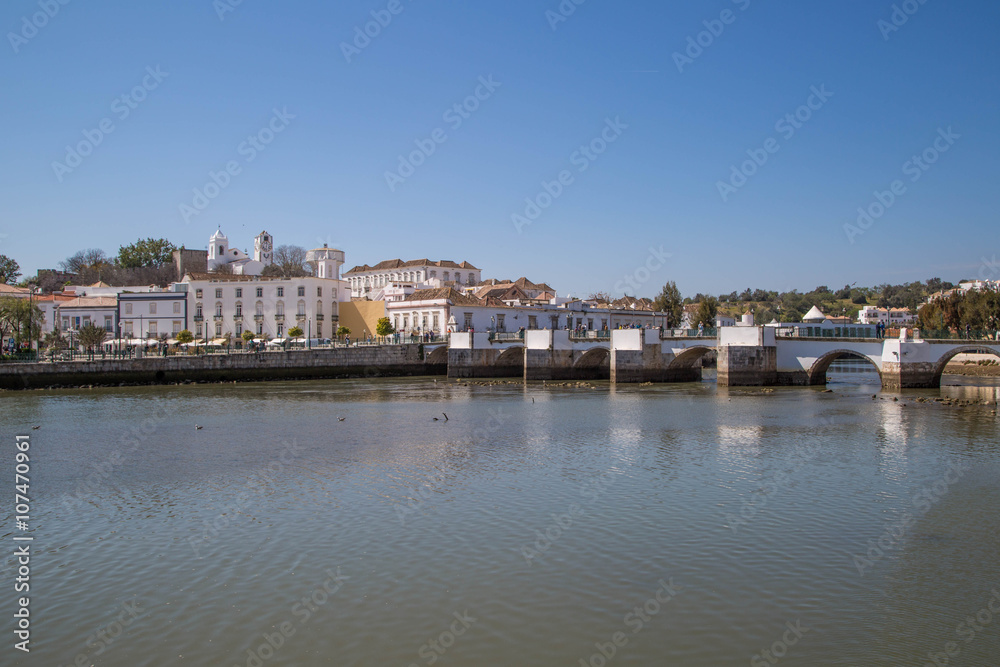 Panorama von Tavira, Algarve mit alter Brücke und Altstadtkern