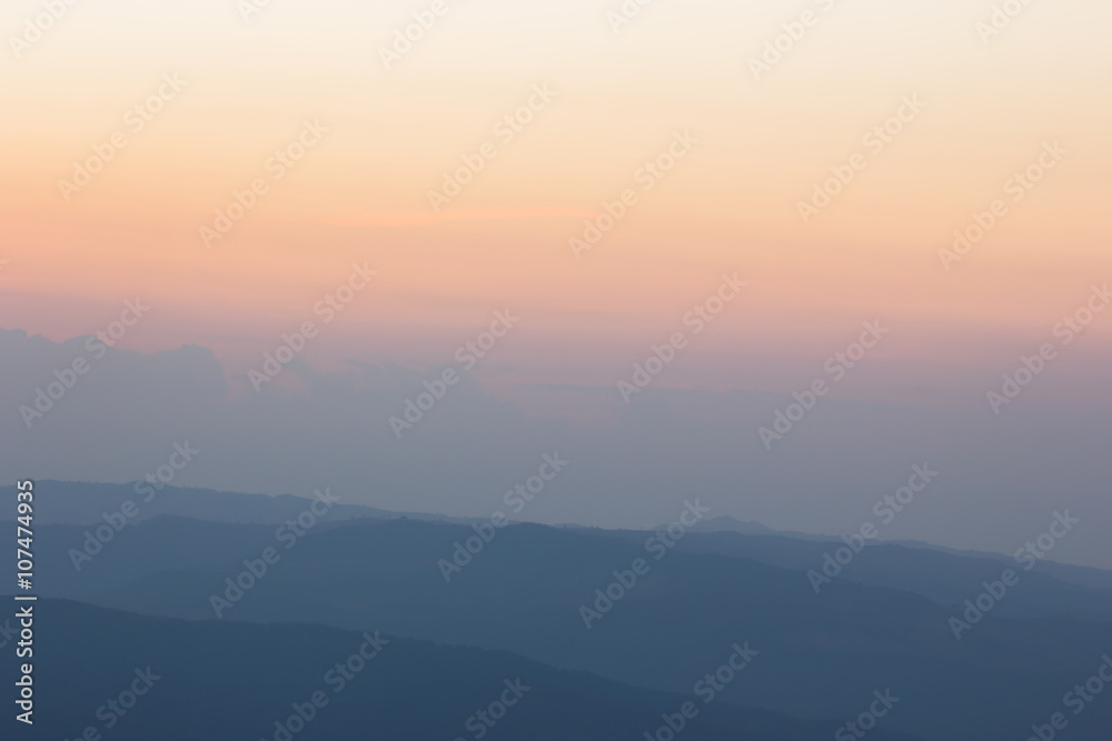 Fototapeta Zachód słońca w krajobrazie gór.