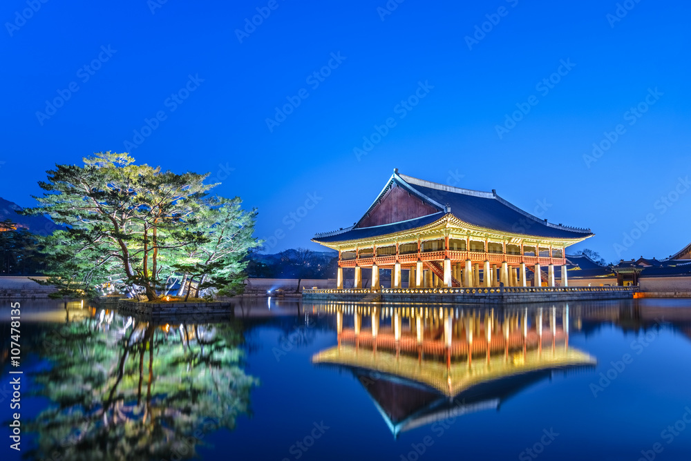 Naklejka premium Pałac Gyeongbokgung nocą, Seul, Korea Południowa