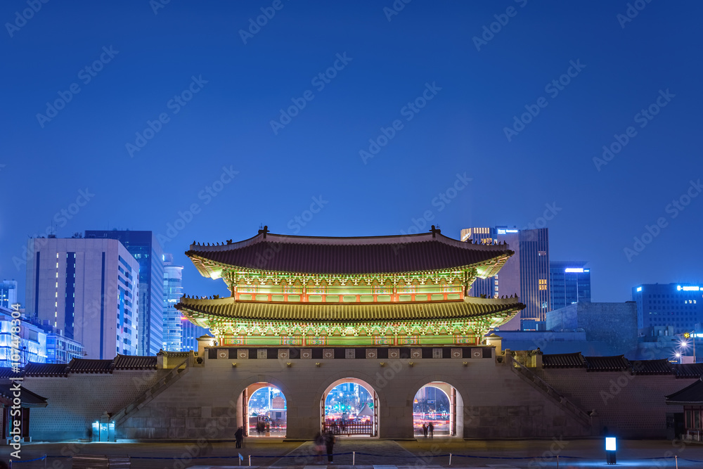 Fototapeta premium Kwanghwamun Gate at night, Seoul, South Korea