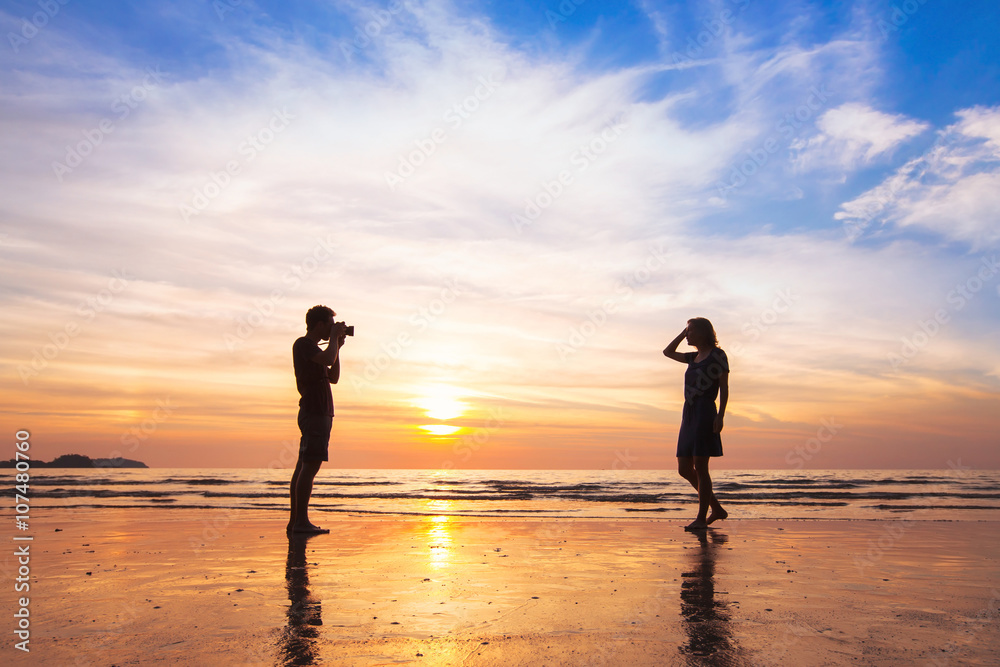 Φωτογραφία photographer and model, beach photo shooting at sunset, man taking pictures of w