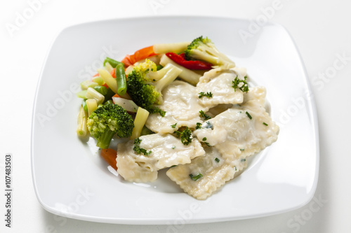 Creamy ravioli with vegetables