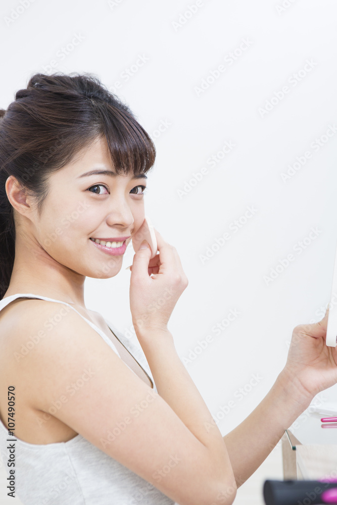 メイクをする女性 メイクをする女性