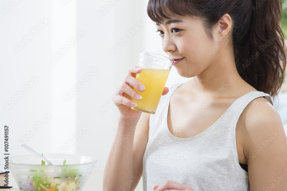 ジュースを飲む女性 ジュースを飲む女性