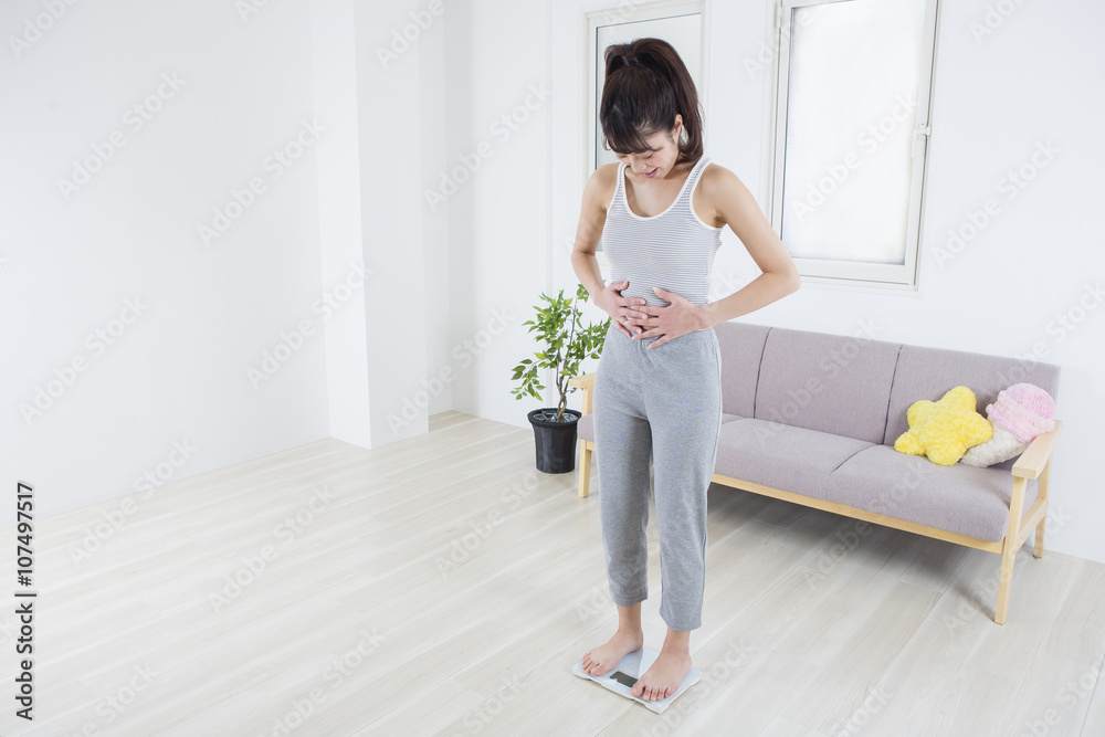体重計に乗る女性 体重計に乗る女性