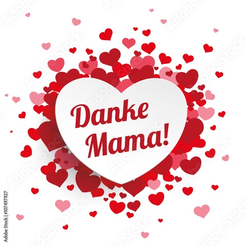Weißes Papierherz auf roten Herzen mit Text Danke Mama