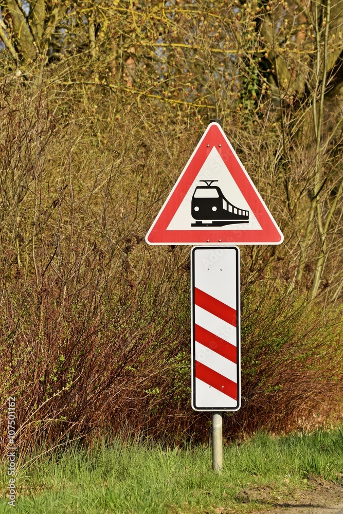 Verkehrsschild Beschrankter Bahnübergang in 240 Metern foto de Stock Adobe Stock