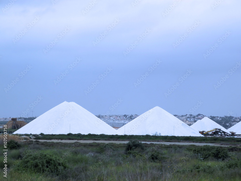 Fototapeta premium Salzberge bei den Salinen in Torrevieja Spanien