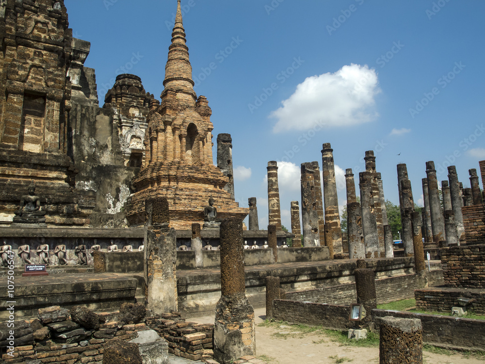 Naklejka premium Beautiful ruins of ancient religious complex , ancient architecture in a Buddhist temple of UNESCO Heritage Site in Thailand