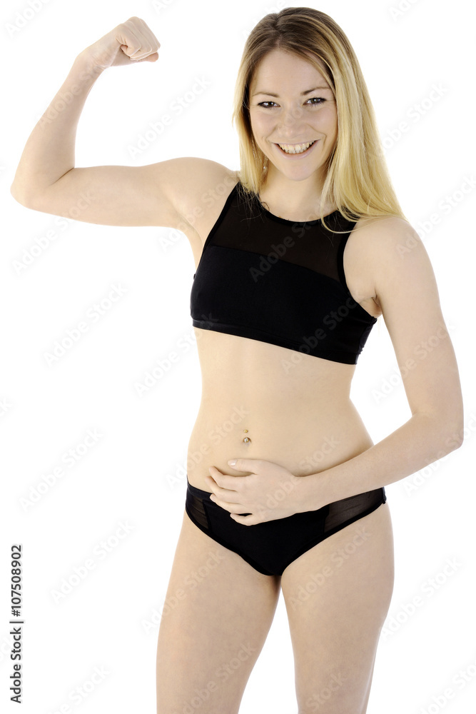 Frau traininert Muskeln bei Kraftsport und Muskelaufbau Frau traininert Muskeln bei Kraftsport und Muskelaufbau