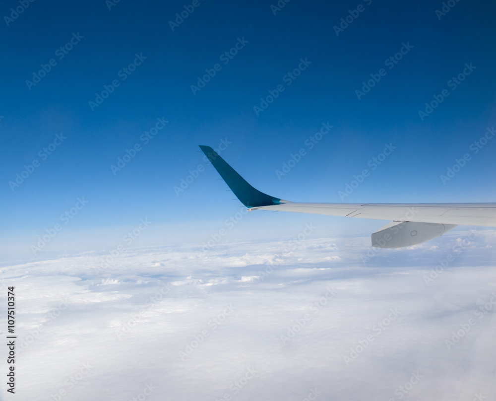 Obraz premium veduta dell'ala di un aereo in volo e nuvole.