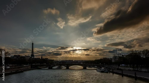 Time-Lapse, Paris, Coucher de Soleil sur la Tour Eiffel, Bords de Seine 