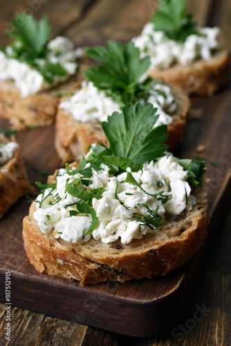 Bread with curd cheese and herbs