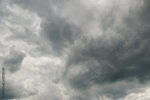 Stürmische Melange: Dunkle Regenwolken