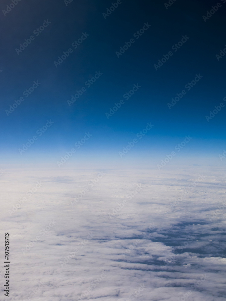 Veduta aerea con nuvole e cielo blu,veduta da un aereo.