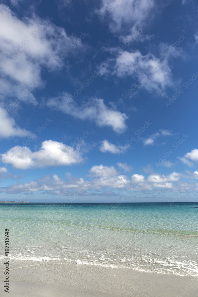 Bellissima foto panoramica della Spiaggia e del mare cristallino di Villasimius - Sardegna Italia Bellissima foto panoramica della Spiaggia e del mare cristallino di Villasimius - Sardegna Italia
