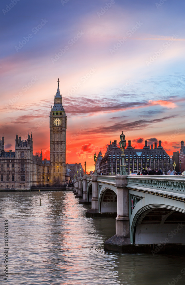Naklejka premium Zachód słońca nad Big Benem w Londynie