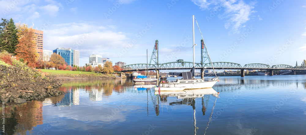 Obraz premium yacht on sea and bridge on water in blue sky