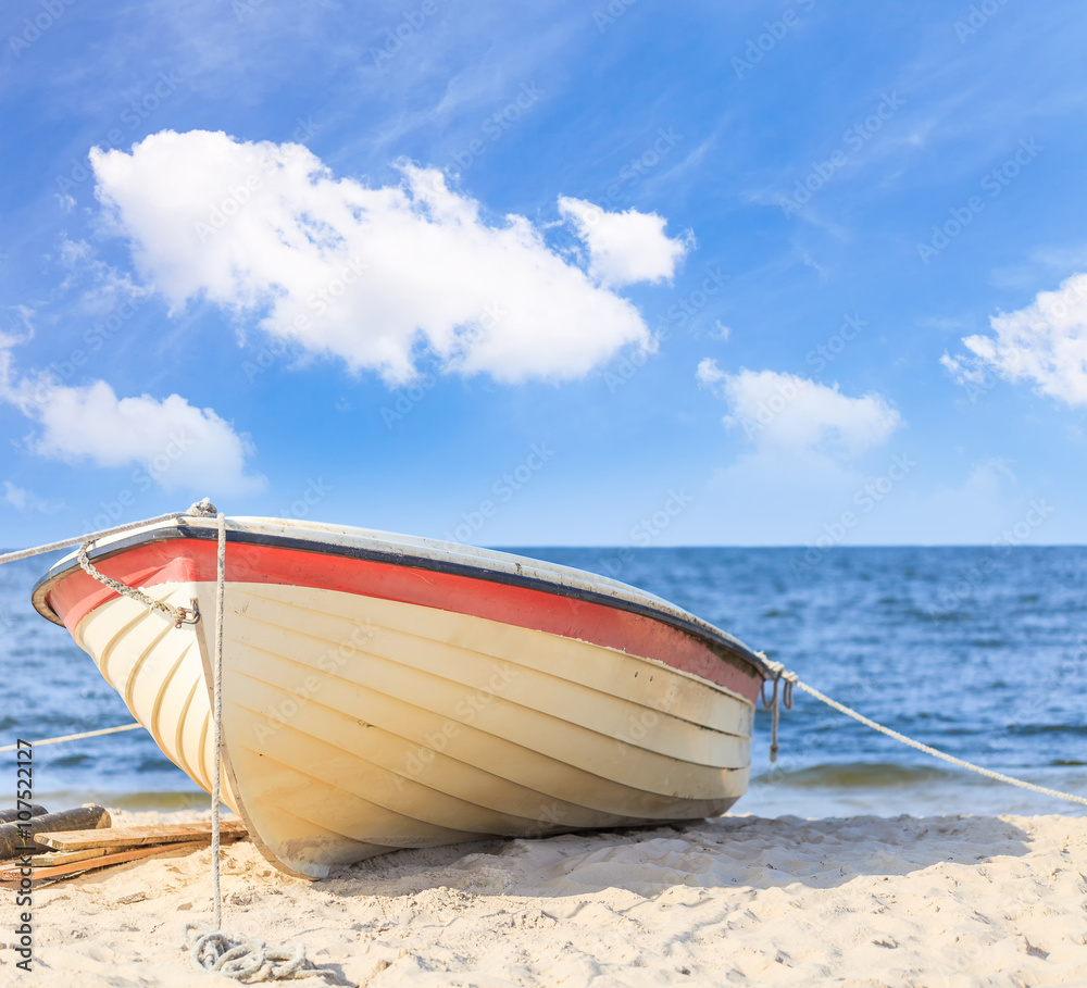 Fototapeta premium Ein kleines Boot am Sandstrand - auf der Insel Usedom