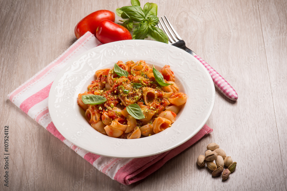 pasta with fresh tomatoes pistachio and basil pasta with fresh tomatoes pistachio and basil