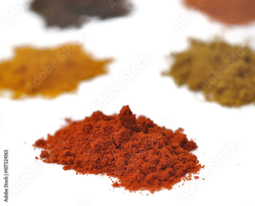 tas de paprika sur fond blanc