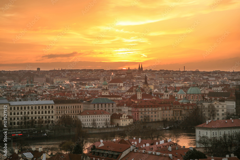 malerischer Sonnenaufgang über Prag