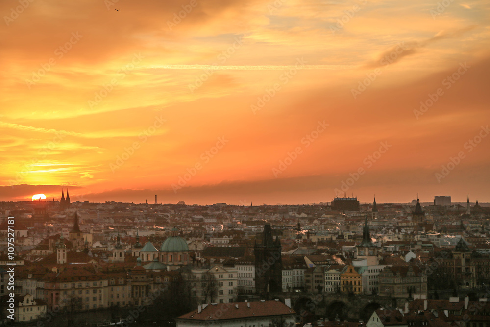 Naklejka premium malerischer Sonnenaufgang über Prag