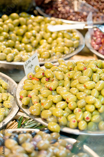 Marktstand mit frischen Antipasti Oliven 