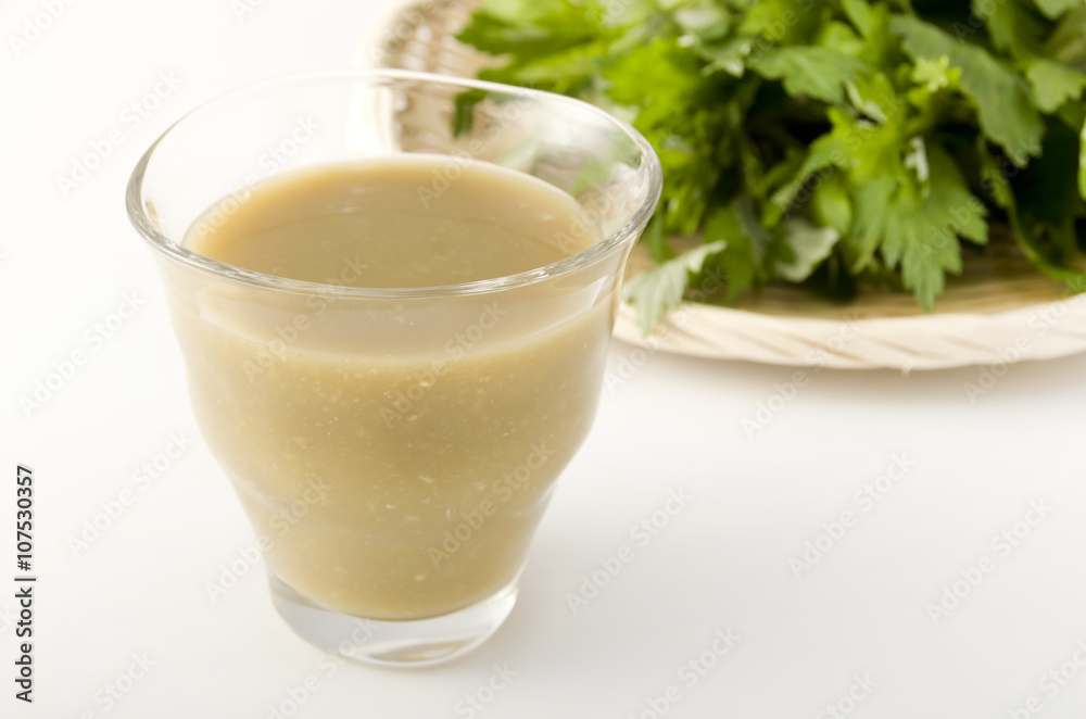 よもぎげんまい飲料とよもぎ