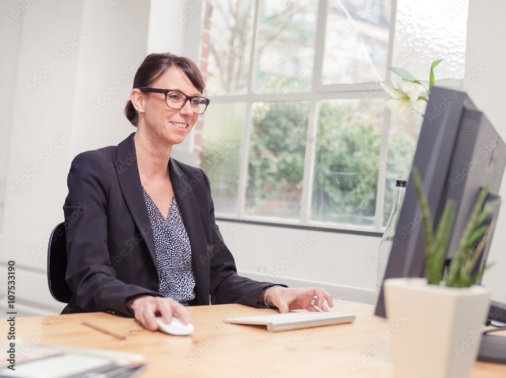 Brünette Business Frau am Schreibtisch Brünette Business Frau am Schreibtisch