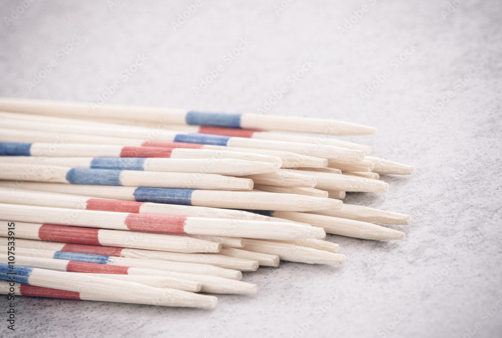 Obraz premium Mikado game wooden sticks on table. Classic game of strategy, balance and precision.