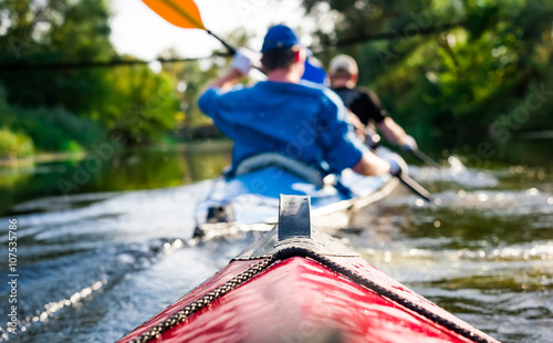 Fotografia rowers on canoe floating to shore
