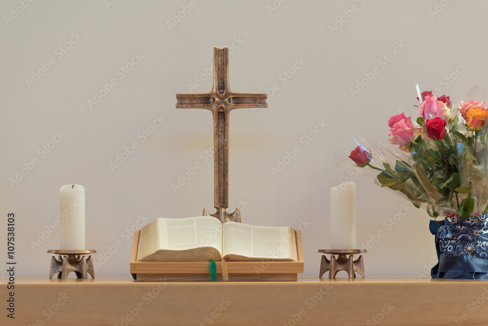 Fototapeta premium Kirche, Altar: Bibel und Kreuz