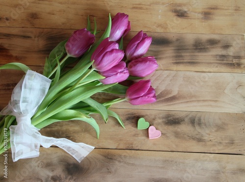 Fototapeta Naklejka Na Ścianę i Meble -  Liebe Grüße mit Tulpen und Dekoration Herzen