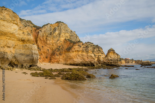 Traumhafte Klippenwanderung an der Küste der Algarve, Portugal