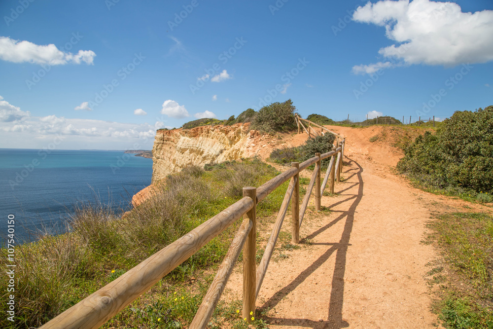 Traumhafte Klippenwanderung an der Algarve im Frühling