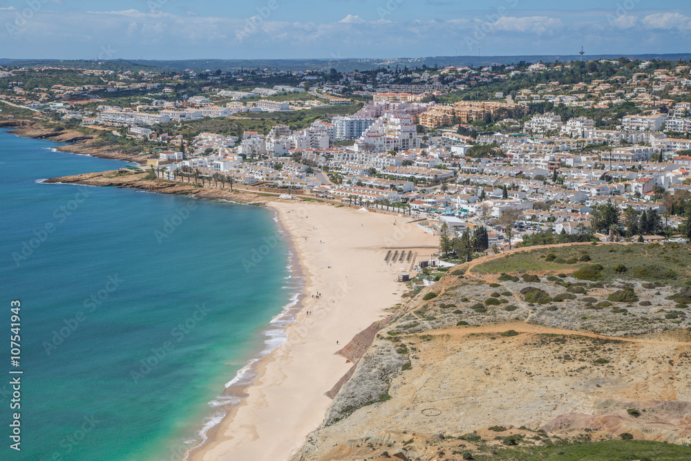 Luz, Algarve, Portual im Frühling von den hohen Klippen aus gesehen