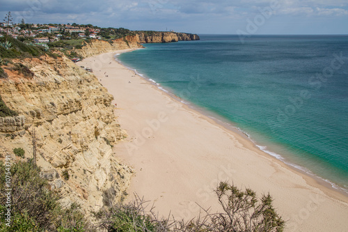 Paradiesischer wei  er Sandstrand an der Algarve  Portugal