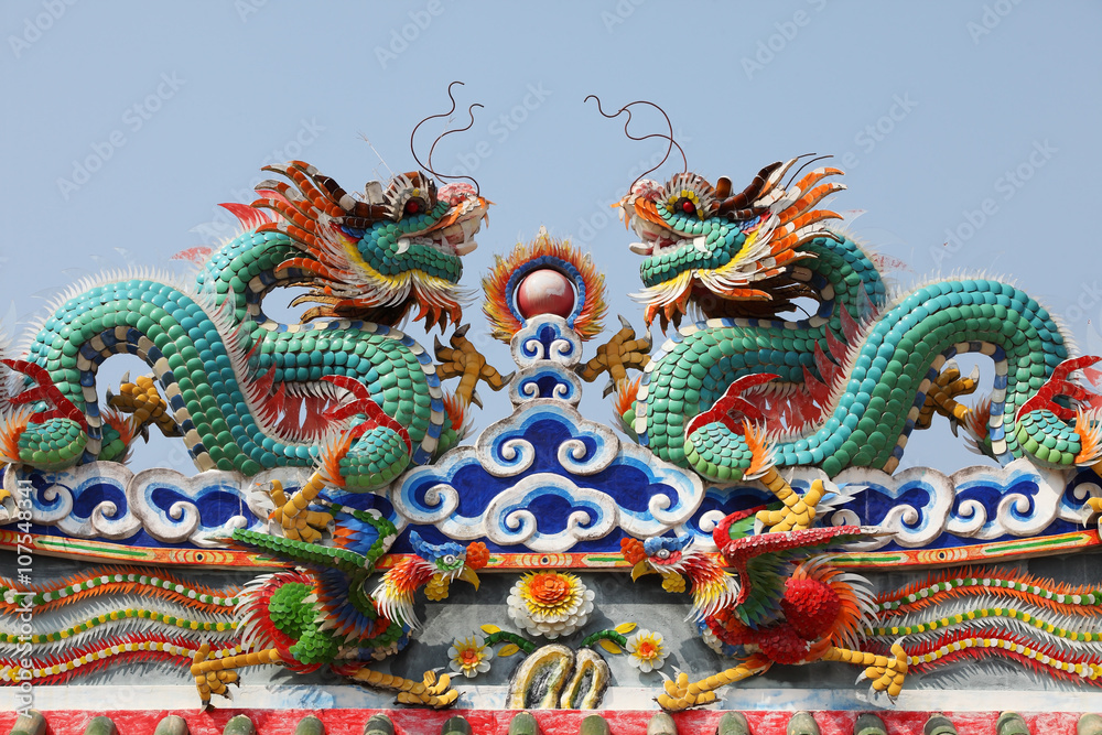 Fototapeta premium dragon statue with blue sky.