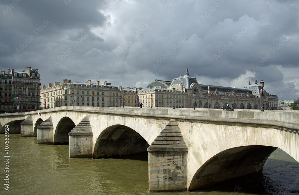Fototapeta premium Paris, le pont Royal après l'orage, France