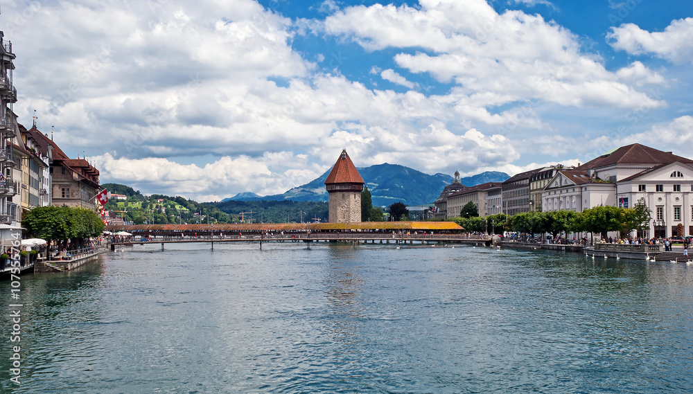 Die Kapellbrücke in Luzern am Vierwaldstättersee, Schweiz Die Kapellbrücke in Luzern am Vierwaldstättersee, Schweiz