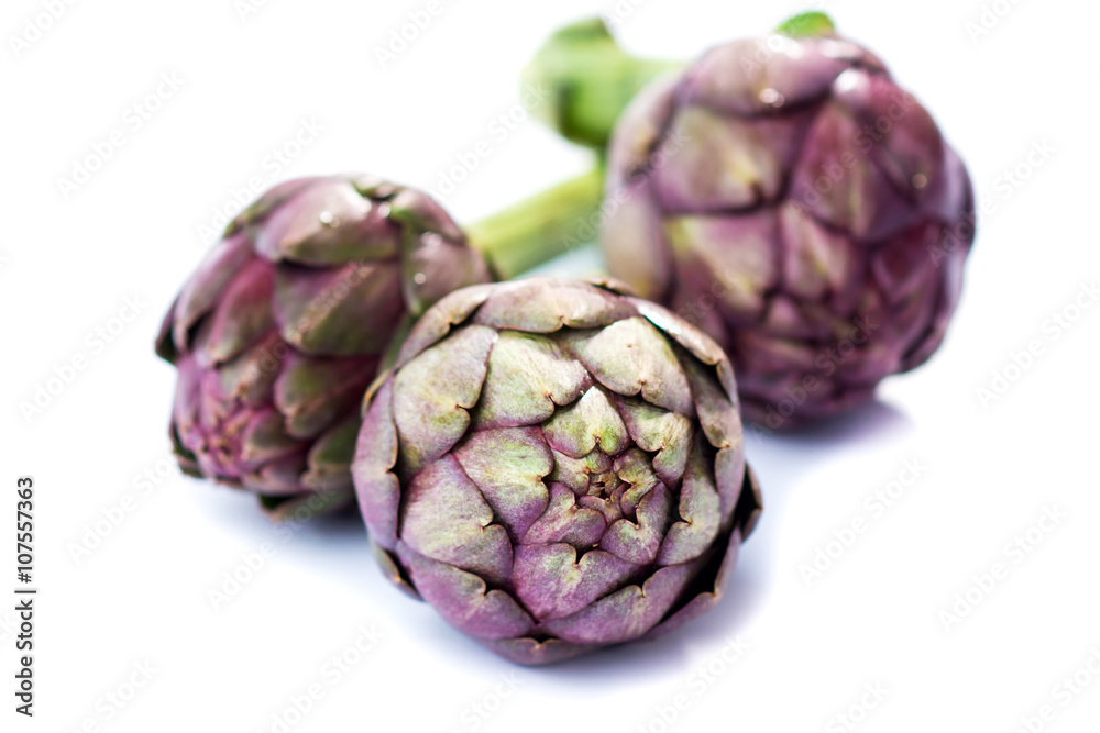 Obraz premium Fresh artichokes isolated on white background