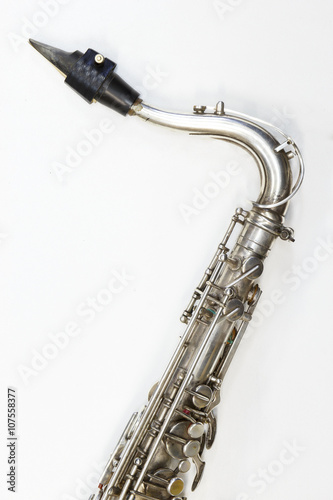 тенор-саксофон на белом фоне