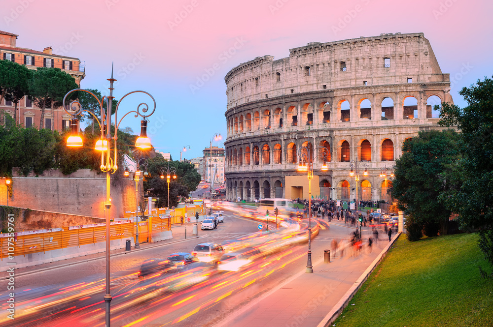 Naklejka premium Koloseum, Rzym, Włochy, na zachód słońca