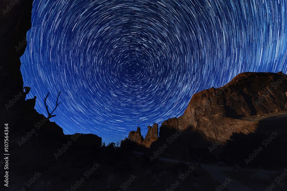 Fototapeta premium Circle star trails at Arches National Park