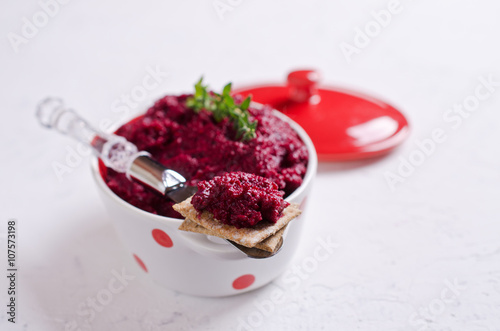 Sandwich with grated beets